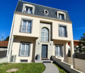 Large architect-designed house 230 sqm /2475 sqft